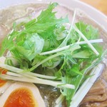 麺饗 松韻 - 水菜が非常に映える感じです！