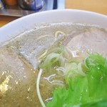 麺饗 松韻 - チャーシューはロース辺りの赤身の部分らしい物が数枚入っていました