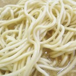 麺饗 松韻 - 麺は自家製麺のほぼストレートな中細麺