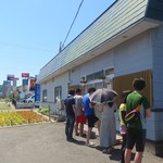 麺饗 松韻 - 今日は開店15分前の10時45分頃の訪問で10名ちょっとの並びが出来ていました