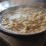 宝屋 - 練り込みカレー煮込みうどん
グツグツ煮立った状態で登場！