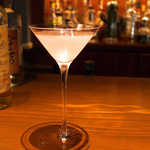 アルジャーノン シンフォニア - ブルームーン。使うリキュールにより、仕上がりの色が異なる。こちらは優しいピンク色