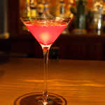 アルジャーノン シンフォニア - ジャックローズ。カウンターに紅色が映える、定番の一杯