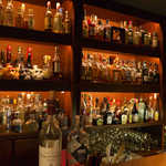 アルジャーノン シンフォニア - なかなかに充実したバックバー。プレミアムテキーラのユニークな瓶も並ぶ