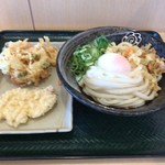 はなまるうどん - 温玉ぶっかけうどん（中）、かき揚げ。とり天