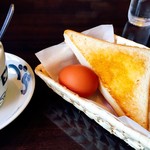 べら珈琲 瀬戸店 - モーニング付き¥500
                                もちろん、こちらのトーストとゆで卵サービスって事ですね！