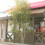 Toki珈琲店 - 赤と白を基調とした外観