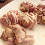 TOLAND CAFE - 解体ショーで仕分けされた鶏の各部位は、見事な料理となって、参加者によって食べ尽くされた。