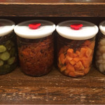 SAVOY - 薬味：（左から）ピクルス、福神漬け、ニンジン、ラッキョ