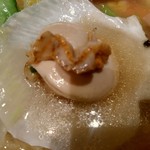 上海華龍 - 【2017.3.13(月)】海鮮ラーメン(並盛)1,080円のホタテ