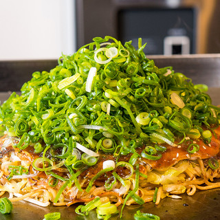 Okonomiyaki made with carefully selected ingredients sent directly from Hiroshima