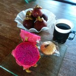 HOTEL TAMAN AGUNG BEACH INN - 果物の女王マンゴスチンとドラゴンフルーツ。