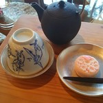 Fujiya Hanai Kada - ほうじ茶と和菓子のセット