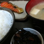 やぶ天 - 今日は鮭。ご飯サイズは人を見て出してる!?