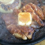 金寿司 地魚定 - 鉄板の上でマグロがジュージューと音をたてます。