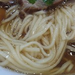 飯田商店 - 麺は細麺ストレートですね。