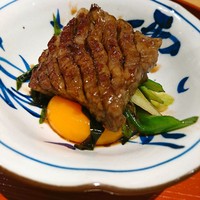 肉屋 雪月花 NAGOYA - 最上牛サーロインすき焼き　九条葱、三河満月卵