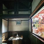 侘助 - 古い梁を利用したテーブル