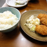 くれ星製麺屋 - ３５０エンのカキフライセット（ライス、カキフライ、キャベツ）
