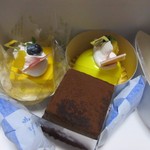 チョコレートショップ - この日はチョコレートではなく並んだケーキの中から数店、それとプリンの詰め合わせを買って帰ってみました。
      