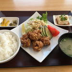 カフェ＆ラウンジ 空と月 - 鶏の唐揚げ定食＝５８０円