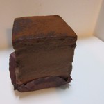 チョコレートショップ - 博多の石畳（小）４００円、ふわっとした食感のスポンジとムースを５層に重ねたこの店の人気のケーキです。
      