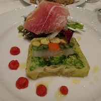 ブラッスリー ポール・ボキューズ 銀座 - 彩り野菜のプレッセ 　凝縮させたオレンジとトマトのエッセンス　 　生ハムと新玉葱のサラダ添え