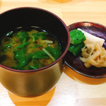 佐とう - 味噌汁、香の物