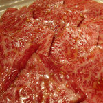 焼肉  炭聖 根津本店 - 生でも食べられるモモ（ロース）　　溶けます♪