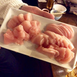 TOLAND CAFE - 新鮮な鶏肉の刺身は見た目にも美しく、そして美味しい。こうやって食べる機会はなかなかないと思う。