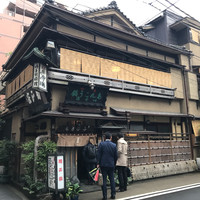 いせ源 - 11:30開店で暖簾を出します