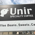 Unir - 駐車場のヒヨコさん？の大きな看板が目印です
