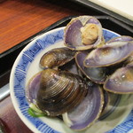 滋味 康月 - ビッグサイズの瀬田シジミ　緑ががかったところが淡水琵琶湖産の証！