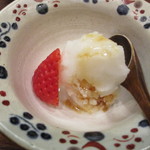 滋味 康月 - 苺は良し、味醂粕のシャーベットは驚き連続の〆に相応しかったです！