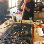 ろばたやき山ろく - 火力が弱まるとおねえさんが…(｡-_-｡)