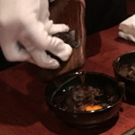 よろにく - 追加のトリュフを入れている様子。