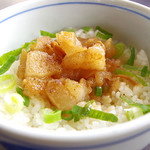 東京発祥豚骨ラーメン 哲麺縁 - 背脂飯（せあぶらめし）　味がしみてます。　２００円