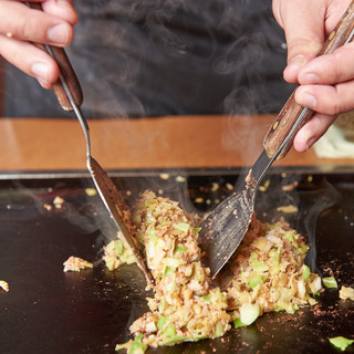 スタッフが丁寧に焼き上げるもんじゃ焼・お好み焼に舌鼓♪