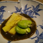 井本 - ホワイトアスパラ、空豆、蒸し鮑、肝ソース