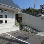 日本料理 TOBIUME - 白壁のレストラン。※隣（？）の看板のほうが目立っていますが。。