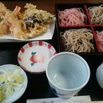 手打ち蕎麦　六四篭 - 二色天せいろ1550円
            『月ごとに変わる【かわり蕎麦】と【二八蕎麦】の二点盛り♪((o(^∇^)o))』