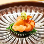 松川 - 赤貝、芽蕪を添えて