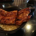 うなぎ 仙見 - 「はみ出しうな丼」(2700円)