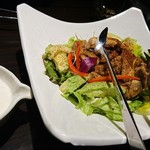 Yamano Saru - ケイジャンチキンとアボカドのシーザーサラダ