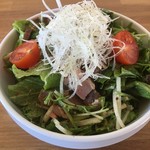 湖麺屋 リールカフェ - ローストポークのサラダ税込380円