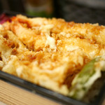 天ぷら 天喜代 - 具材がはみ出るボリューム