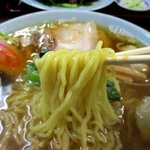 鳳華飯店 - 意外としっかりした縮れ麺！