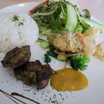 ビーチ食堂 Mr. BEACH - 「プレートランチ」（1,000円+税）。お肉とお魚とお野菜。全部楽しめる！！