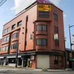 ビーチ食堂 Mr. BEACH - JR筑前前原駅から道路を渡ったこのビルの2階です。その名も駅前ビル。