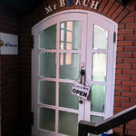 ビーチ食堂 Mr. BEACH - 糸島市前原中央の「ビーチ食堂 Mr.BEACH」さん。駅前ビルの2階のちょい怪しげな入口。